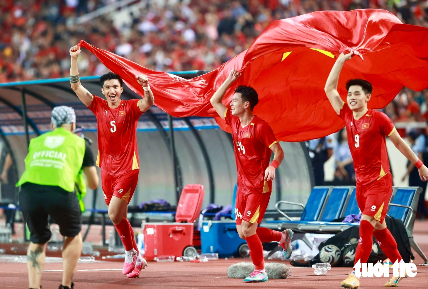 Khoảnh khắc nâng cúp vô địch ASEAN Cup 2026 của tuyển Việt Nam - Ảnh 14.