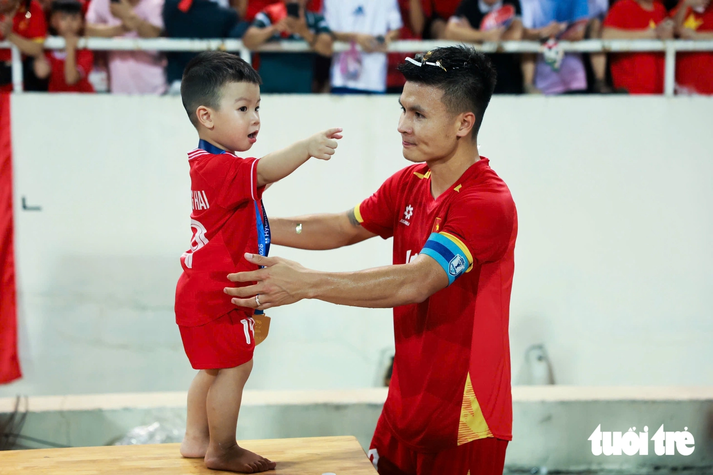 Khoảnh khắc nâng cúp vô địch ASEAN Cup 2026 của tuyển Việt Nam - Ảnh 16.