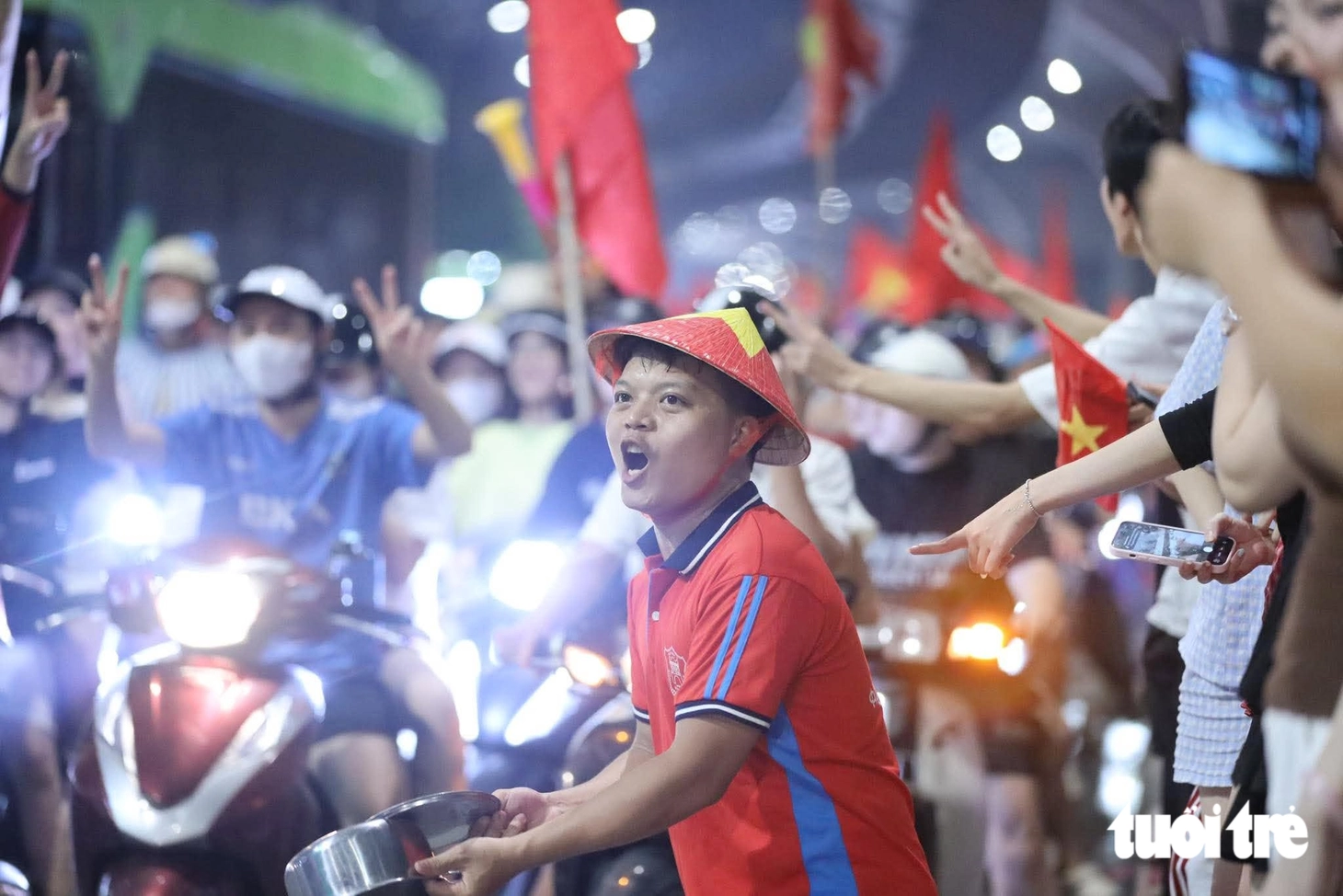 Đêm không ngủ của hàng triệu người hâm mộ bóng đá Việt Nam - Ảnh 10.