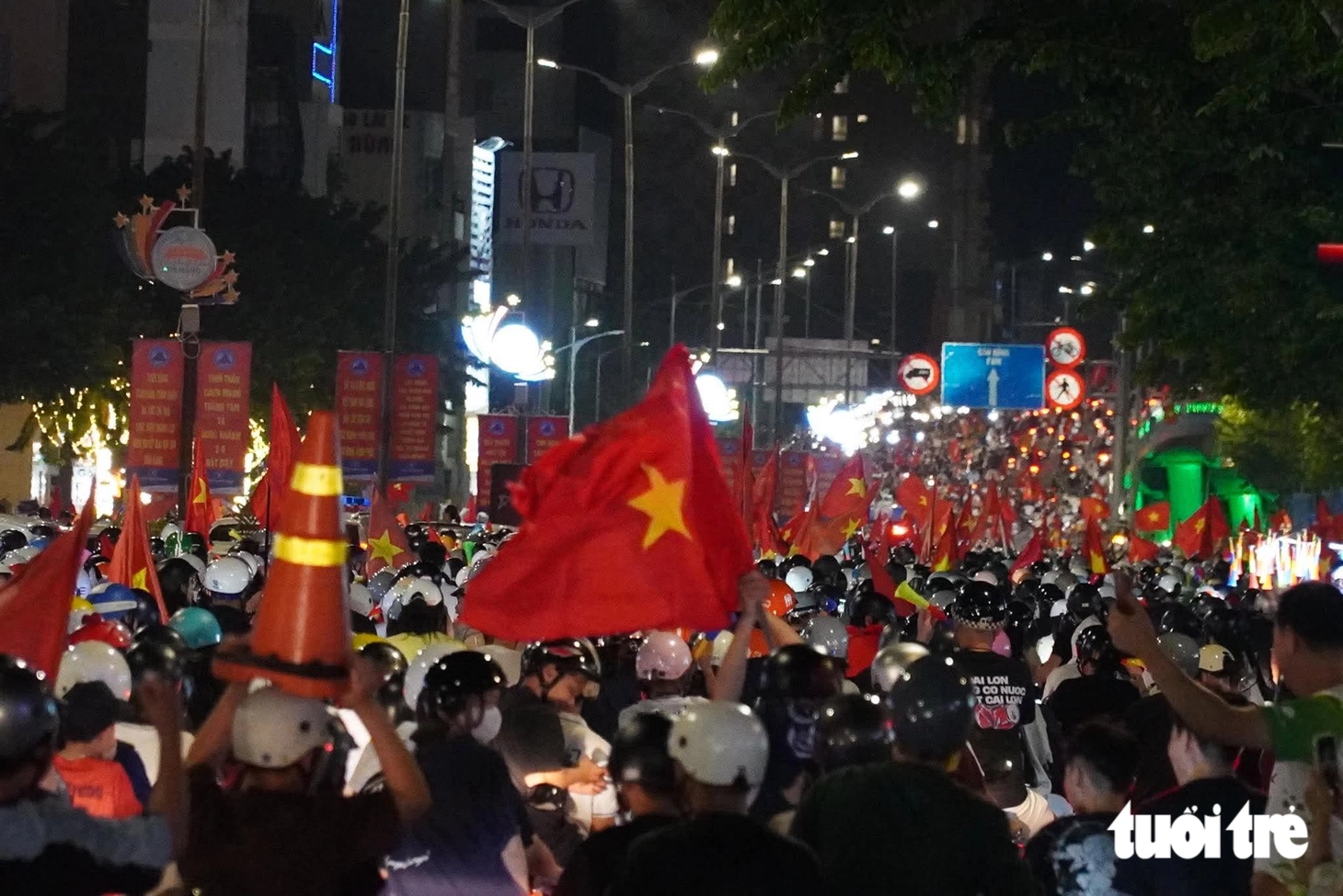 Đêm không ngủ của hàng triệu người hâm mộ bóng đá Việt Nam - Ảnh 40.