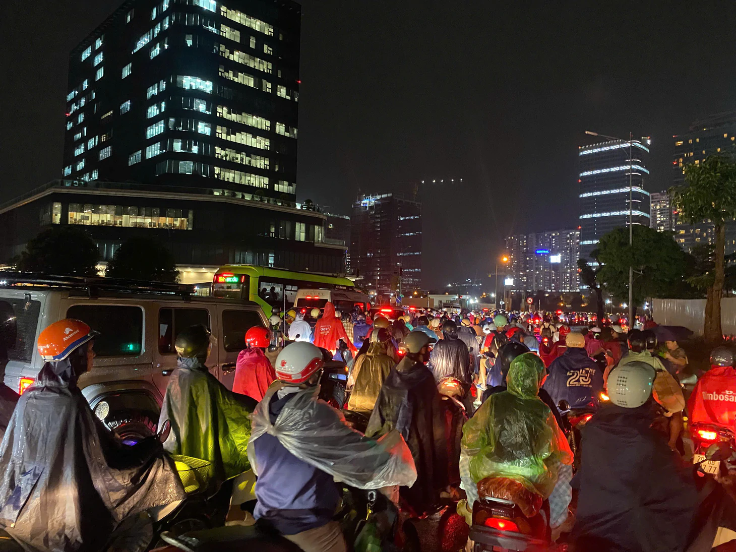 Mưa lớn giờ tan tầm, nhiều tuyến đường tại Hà Nội úng ngập, giao thông ùn tắc - Ảnh 8.