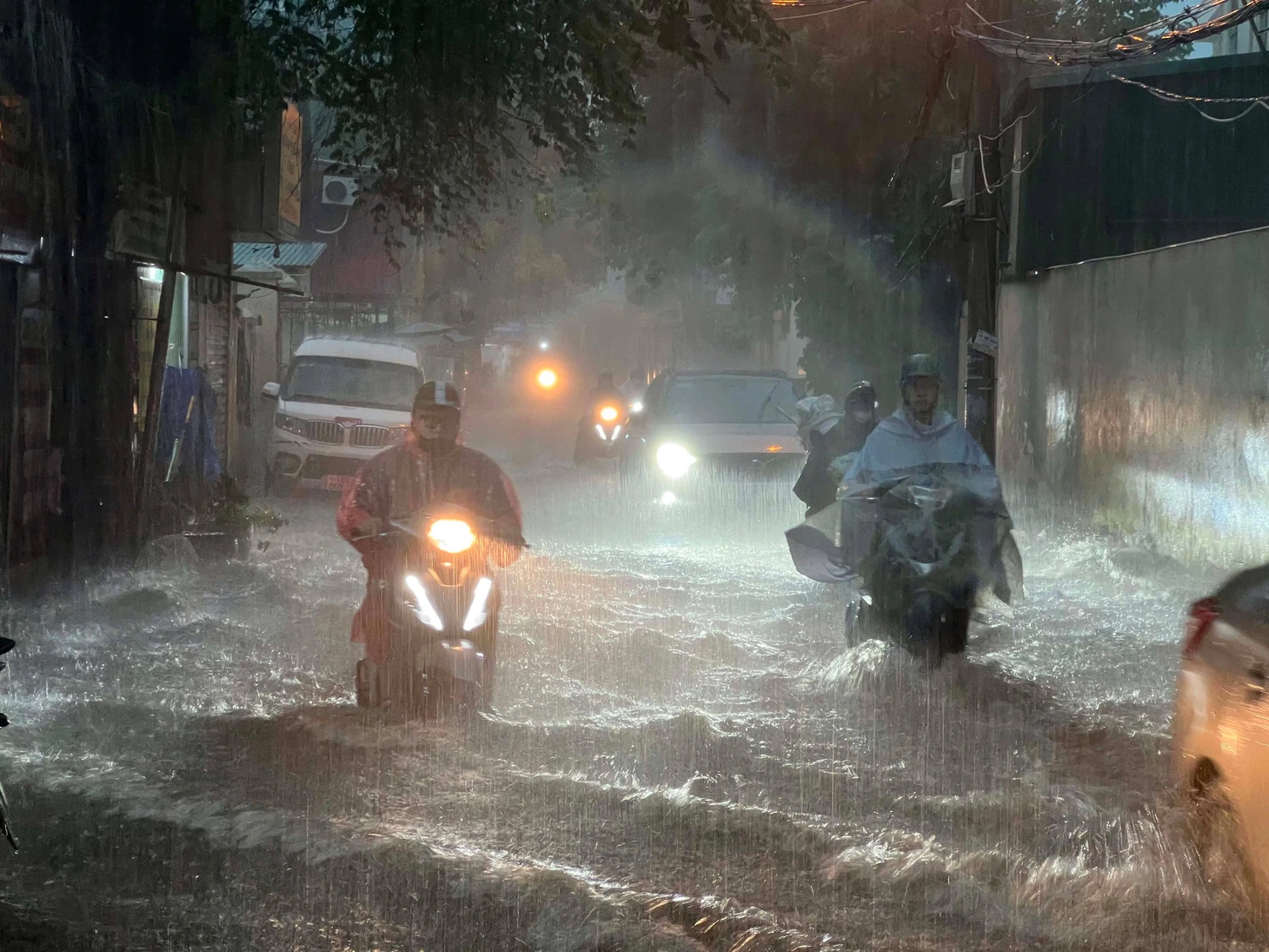 Mưa lớn giờ tan tầm, nhiều tuyến đường tại Hà Nội úng ngập, giao thông ùn tắc - Ảnh 12.