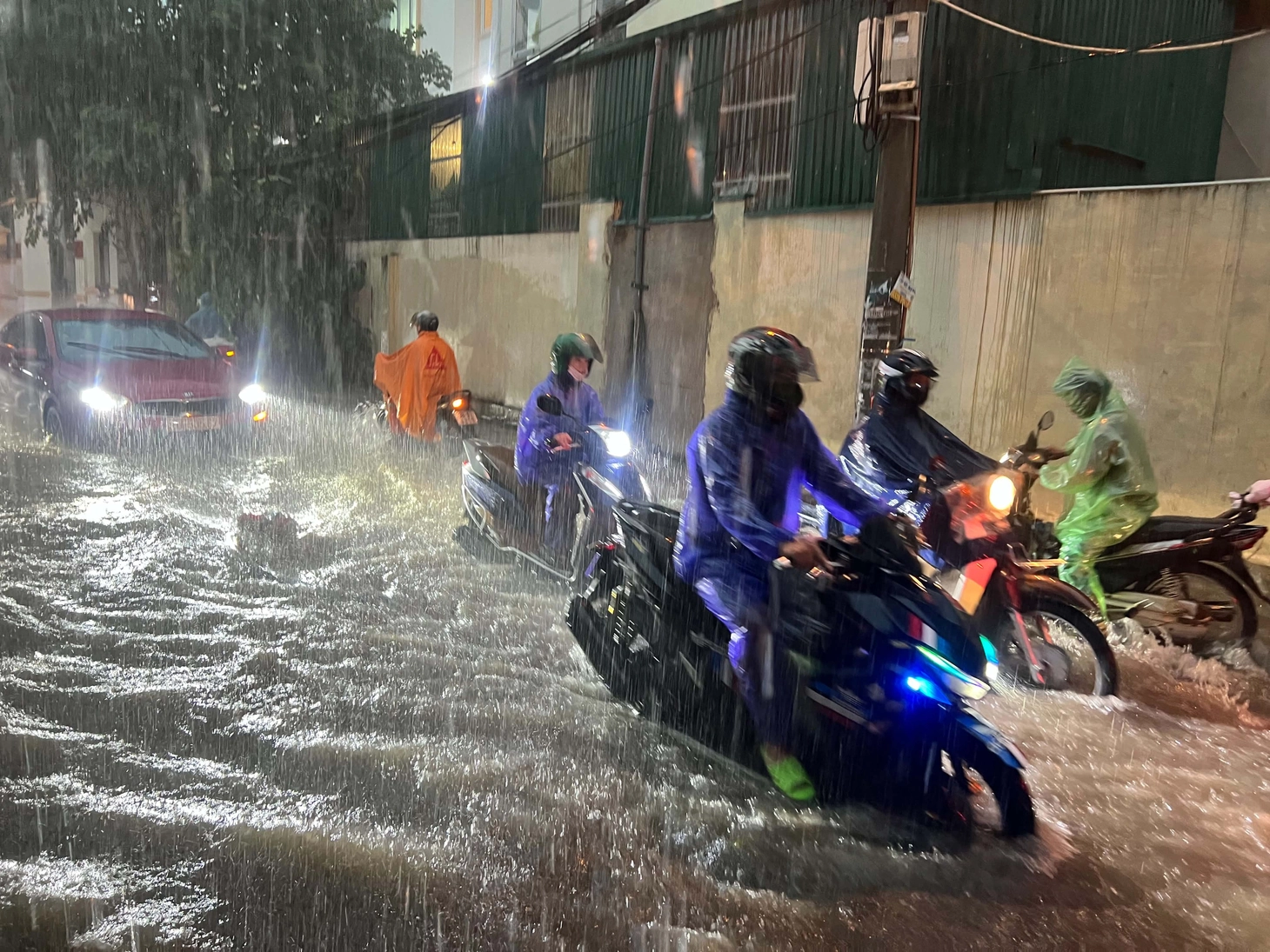 Mưa lớn giờ tan tầm, nhiều tuyến đường tại Hà Nội úng ngập, giao thông ùn tắc - Ảnh 6.