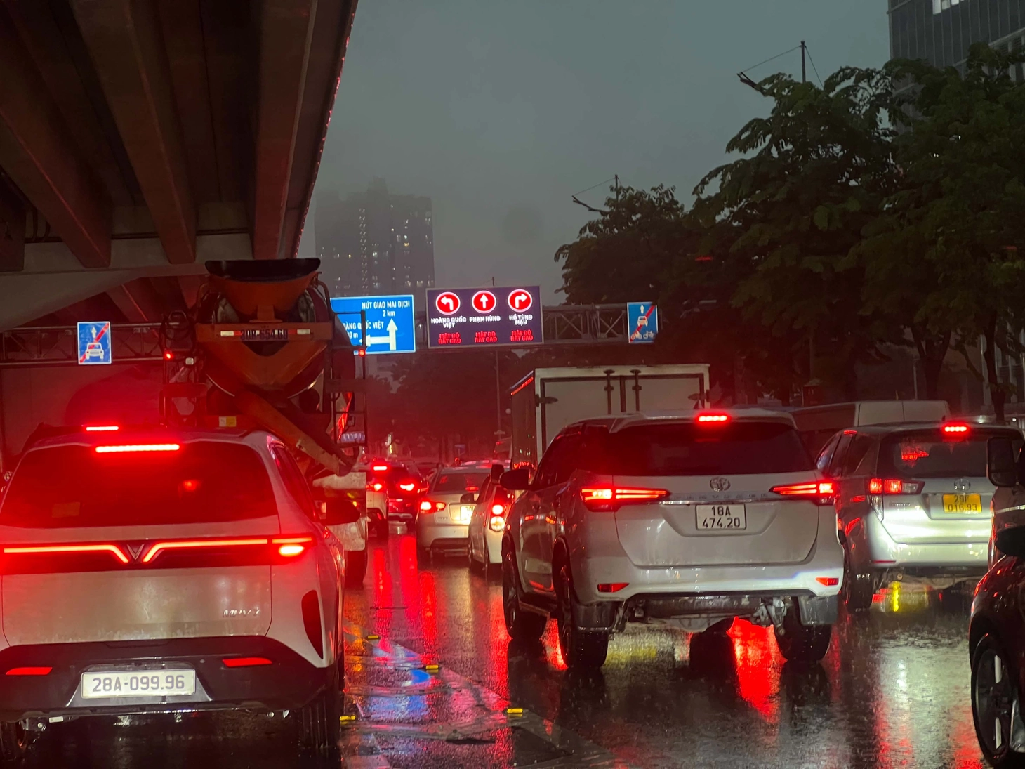 Mưa lớn giờ tan tầm, nhiều tuyến đường tại Hà Nội úng ngập, giao thông ùn tắc - Ảnh 5.