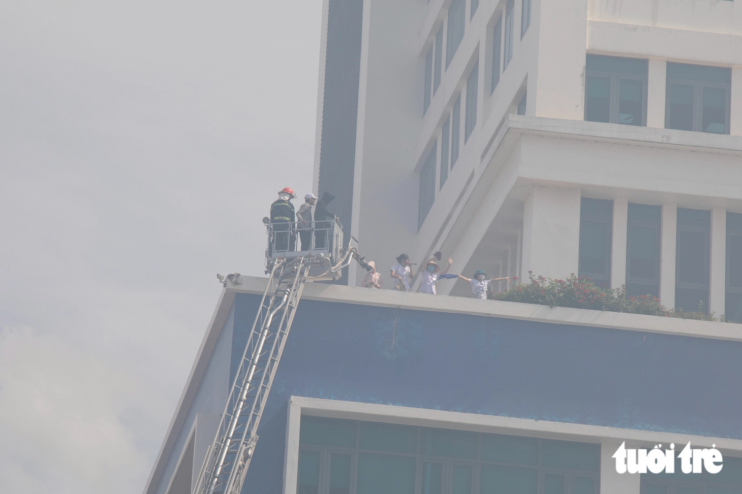 Dùng xe thang chuyên dụng luyện giải cứu bệnh nhân ở tầng cao - Ảnh 2.