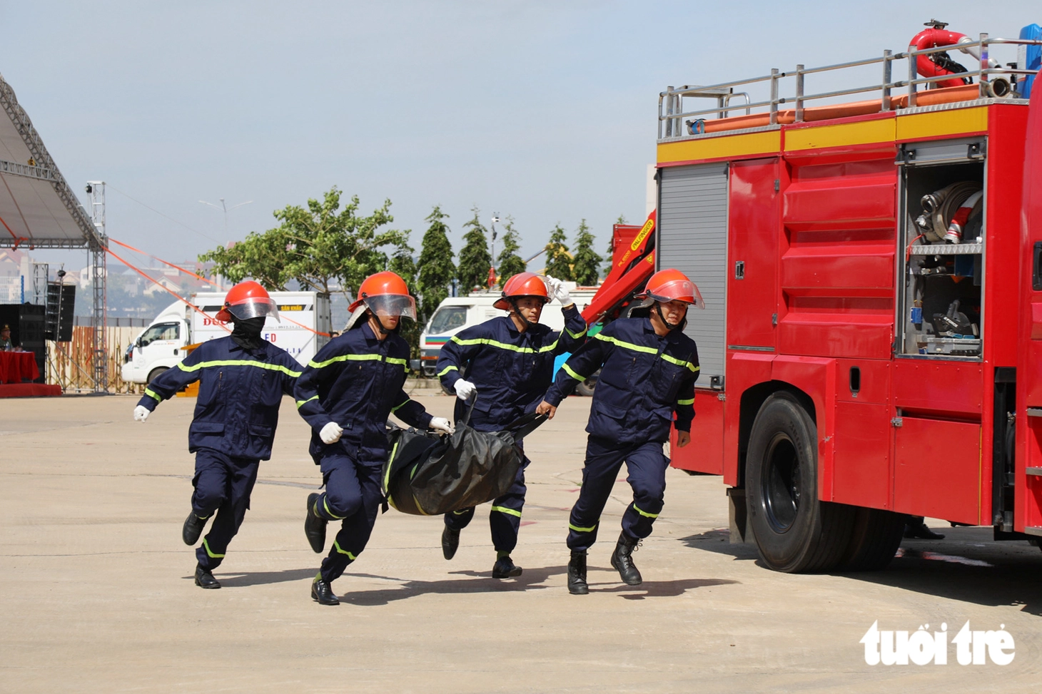 Dùng xe thang chuyên dụng luyện giải cứu bệnh nhân ở tầng cao - Ảnh 3.