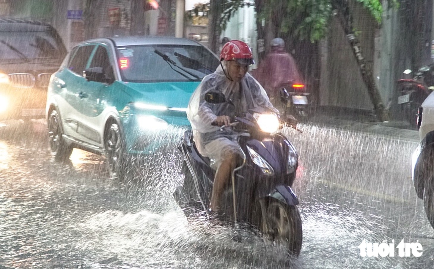 Mưa lớn giờ tan tầm, nhiều tuyến đường tại Hà Nội úng ngập, giao thông ùn tắc - Ảnh 1.