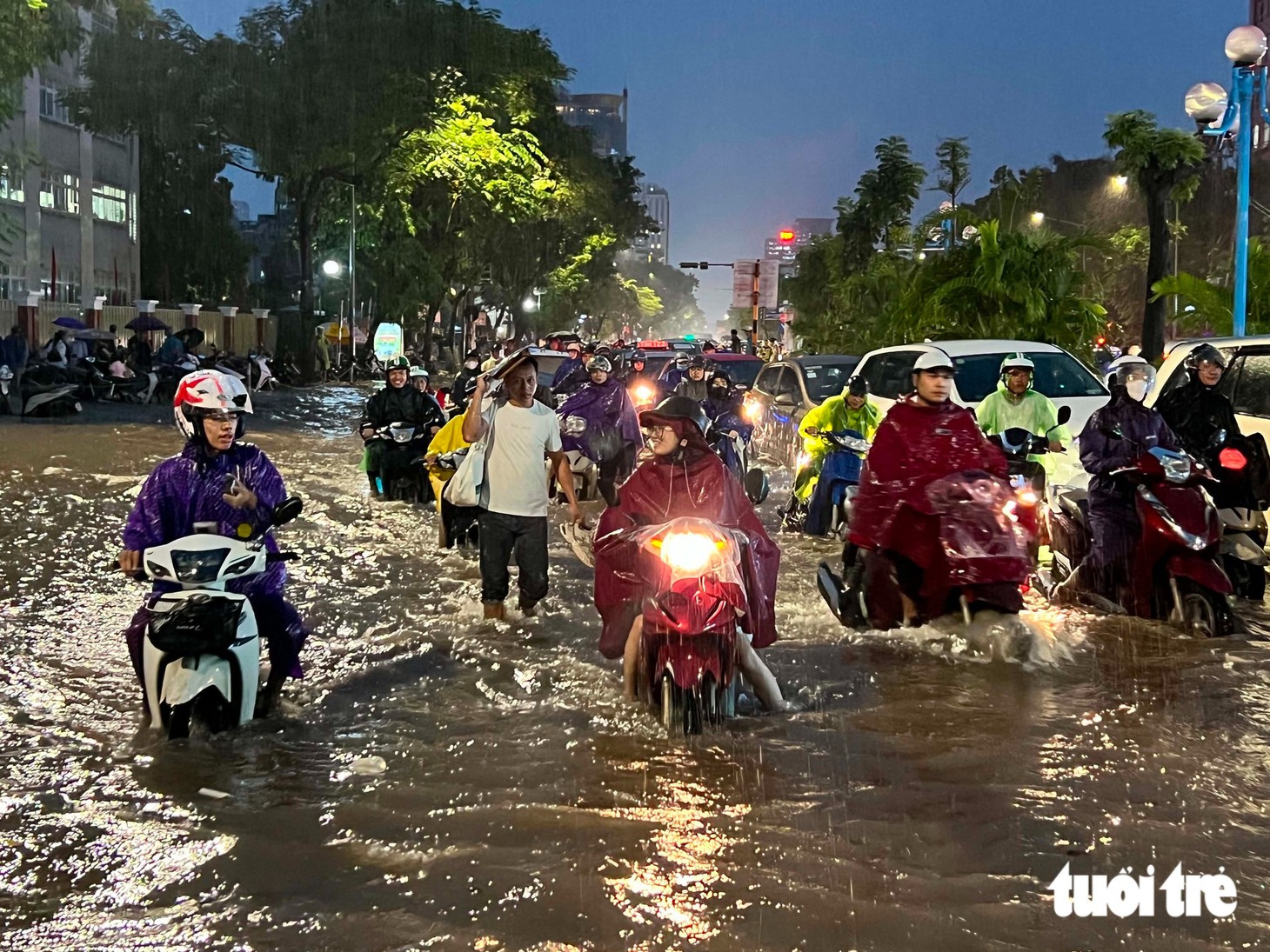 Mưa lớn giờ tan tầm, nhiều tuyến đường tại Hà Nội úng ngập, giao thông ùn tắc - Ảnh 2.