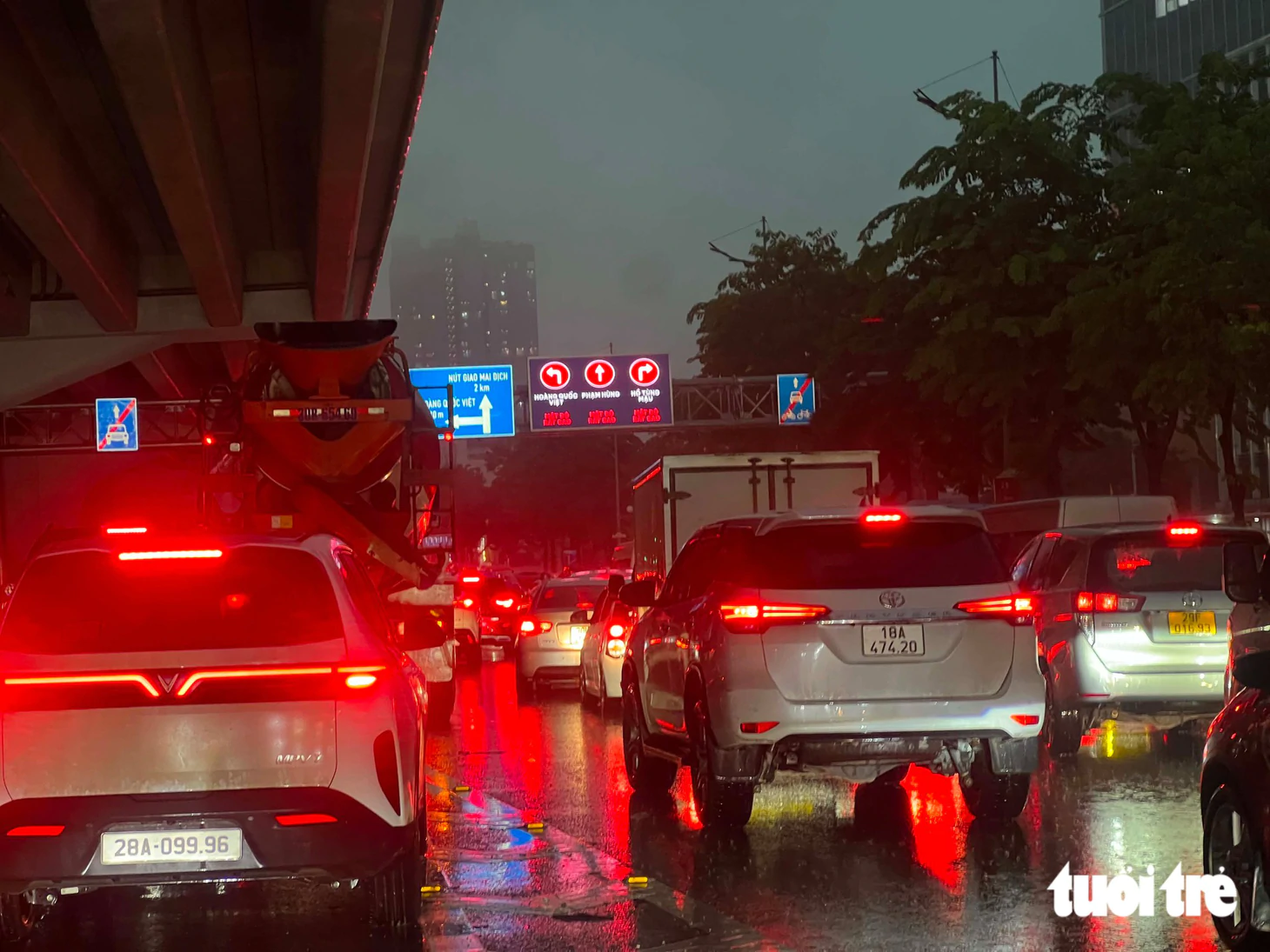 Mưa lớn giờ tan tầm, nhiều tuyến đường tại Hà Nội úng ngập, giao thông ùn tắc - Ảnh 5.