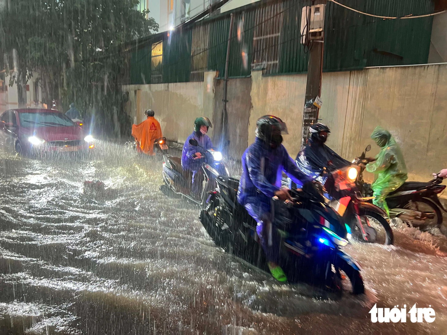 Mưa lớn giờ tan tầm, nhiều tuyến đường tại Hà Nội úng ngập, giao thông ùn tắc - Ảnh 6.