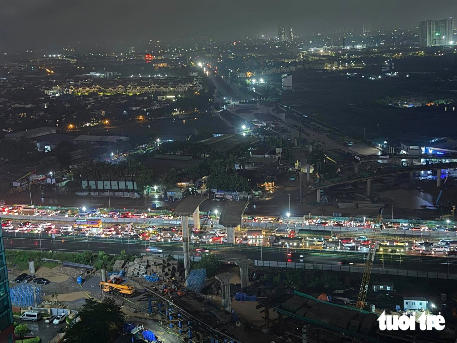 Mưa lớn giờ tan tầm, nhiều tuyến đường tại Hà Nội úng ngập, giao thông ùn tắc - Ảnh 9.