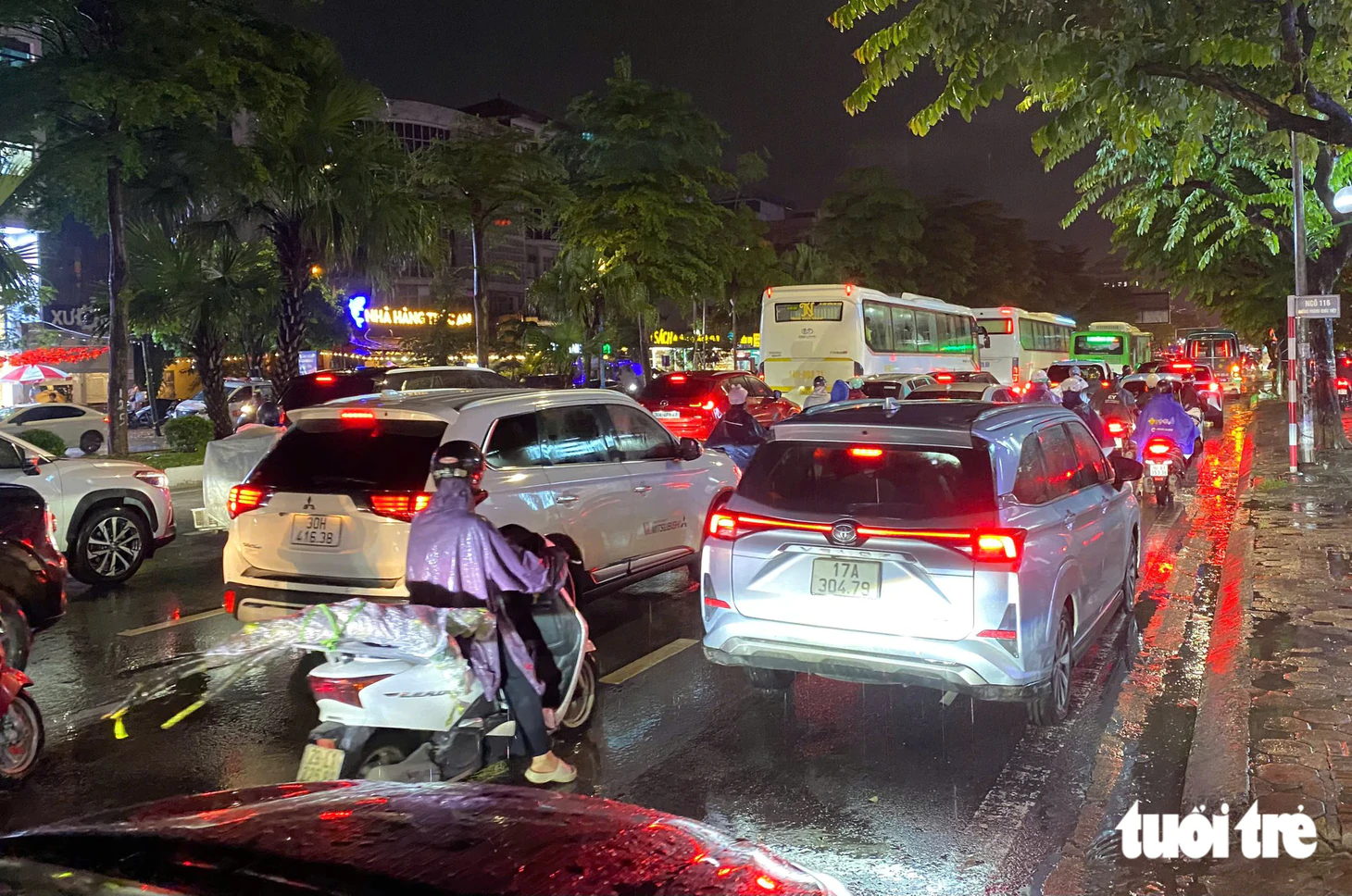Mưa lớn giờ tan tầm, nhiều tuyến đường tại Hà Nội úng ngập, giao thông ùn tắc - Ảnh 10.