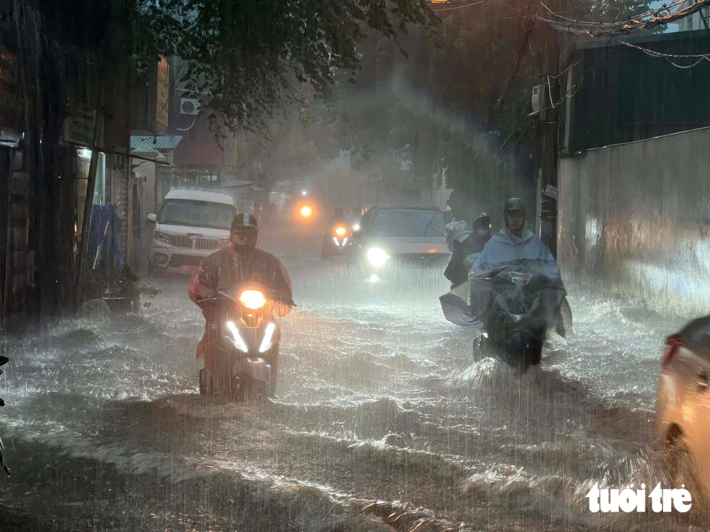 Mưa lớn giờ tan tầm, nhiều tuyến đường tại Hà Nội úng ngập, giao thông ùn tắc - Ảnh 14.