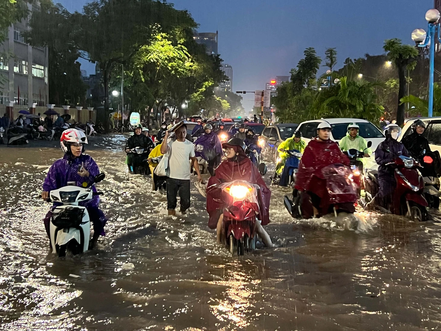 Mưa lớn giờ tan tầm, nhiều tuyến đường tại Hà Nội úng ngập, giao thông ùn tắc - Ảnh 2.
