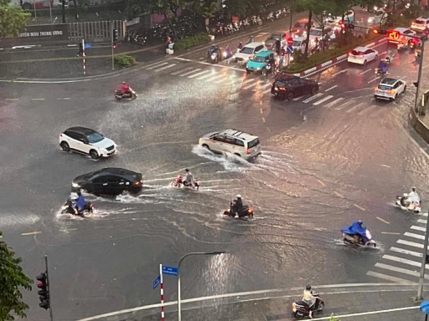 Mưa lớn giờ tan tầm, nhiều tuyến đường tại Hà Nội úng ngập, giao thông ùn tắc - Ảnh 3.