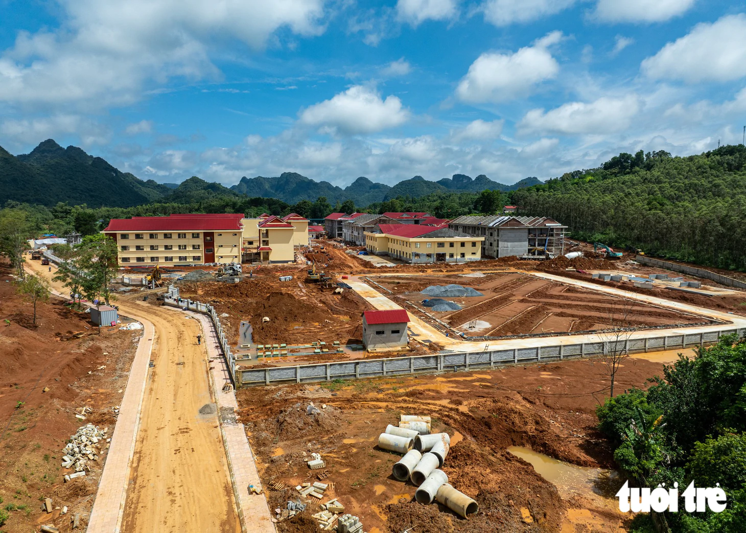'Chạy nước rút' hoàn thiện trường nội trú liên cấp Quốc Khánh để thầy trò vùng biên cương kịp khai giảng - Ảnh 10.