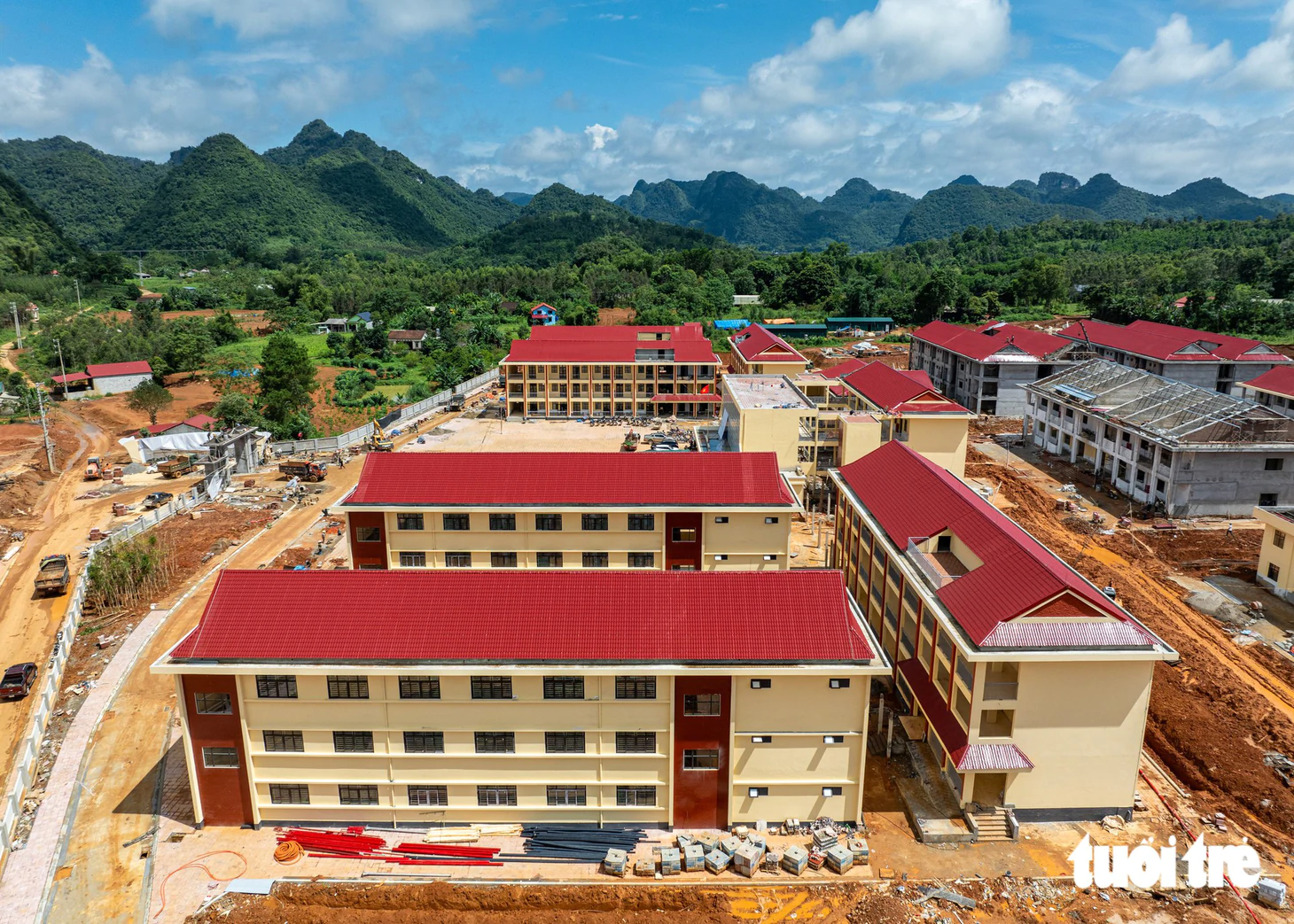 'Chạy nước rút' hoàn thiện trường nội trú liên cấp Quốc Khánh để thầy trò vùng biên cương kịp khai giảng - Ảnh 11.