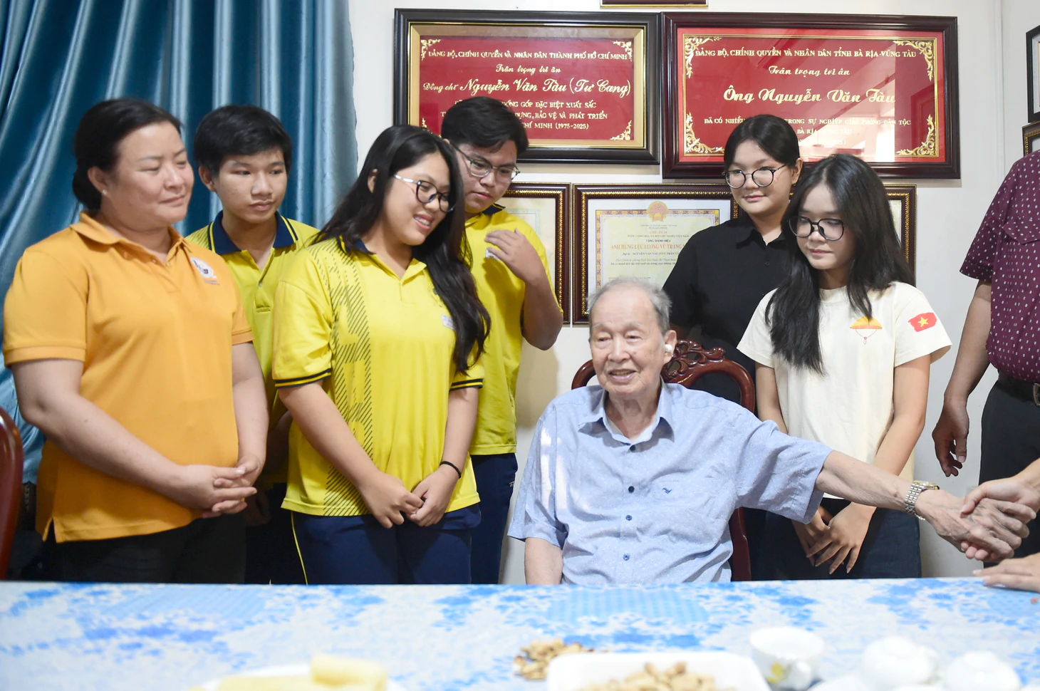 Nối những câu chuyện tuổi 18 qua 81 nămÔng Tư Cang - Ảnh 1.