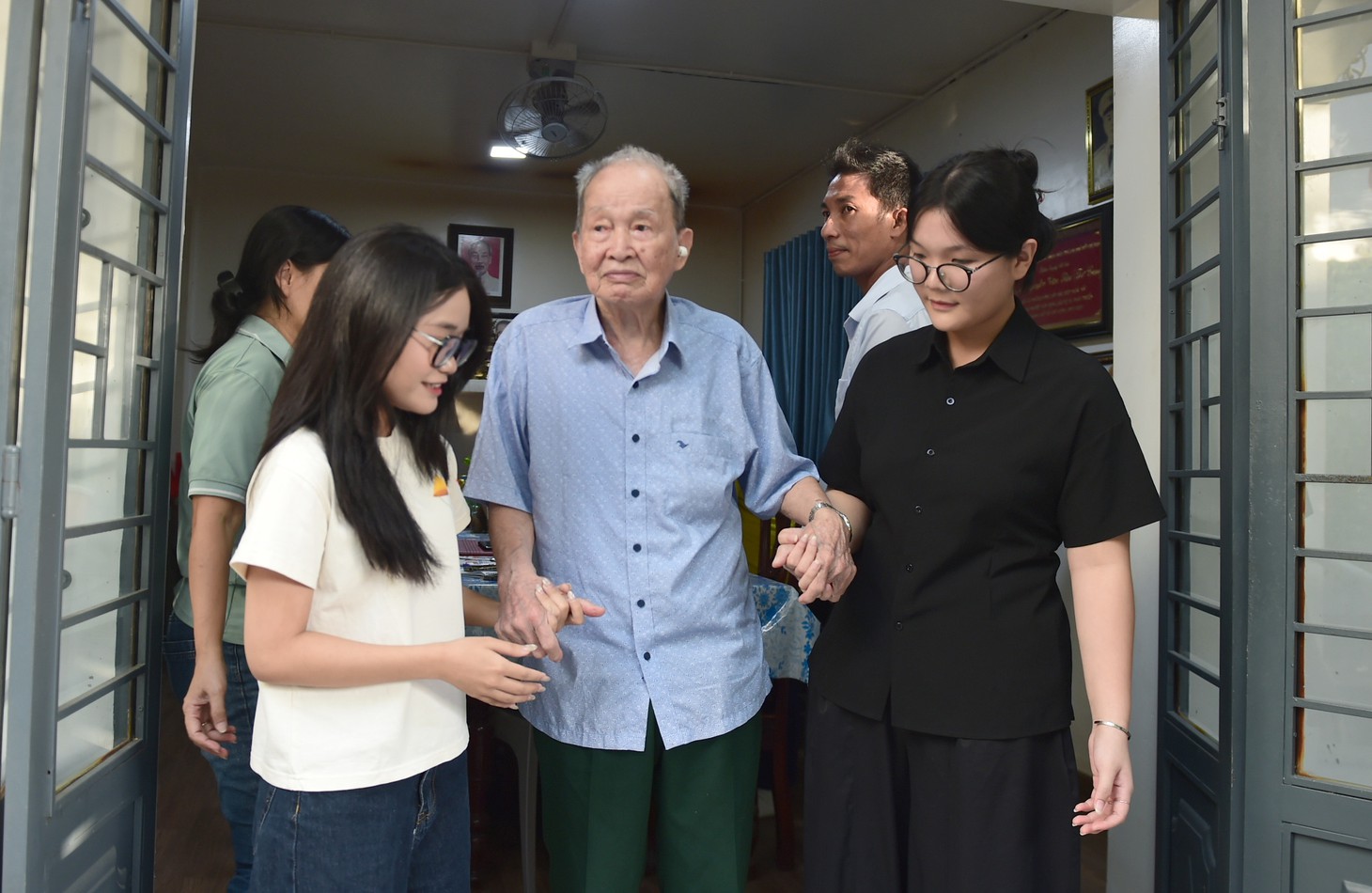 Nối những câu chuyện tuổi 18 qua 81 nămÔng Tư Cang - Ảnh 8.