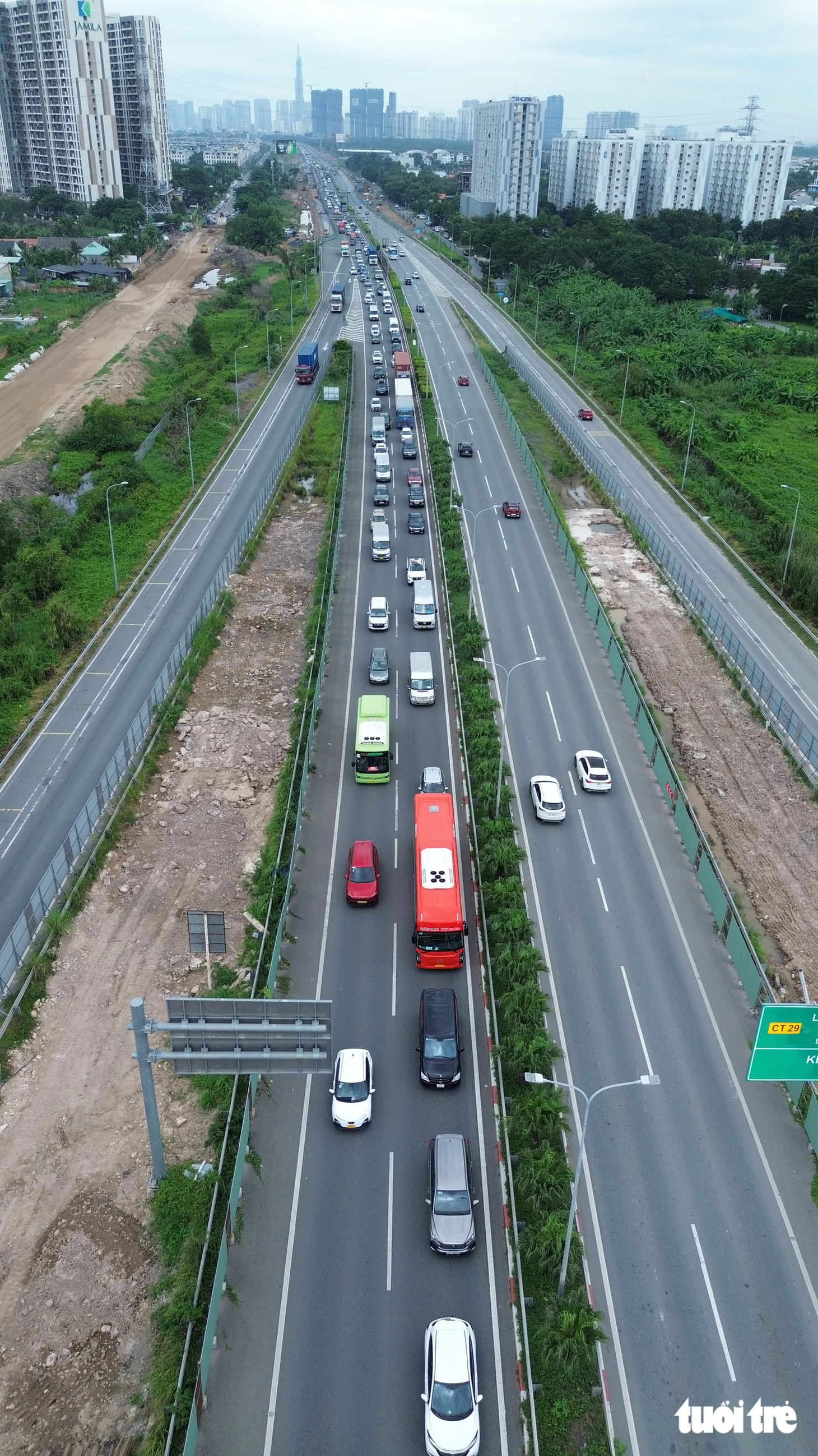 Ngày đầu nghỉ lễ 2-9, cao tốc TP.HCM - Long Thành kẹt 10km, đường Võ Chí Công cũng 'đứng hình' - Ảnh 3.