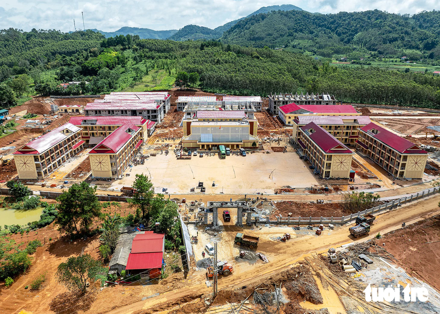 'Chạy nước rút' hoàn thiện trường nội trú liên cấp Quốc Khánh để thầy trò vùng biên cương kịp khai giảng - Ảnh 2.
