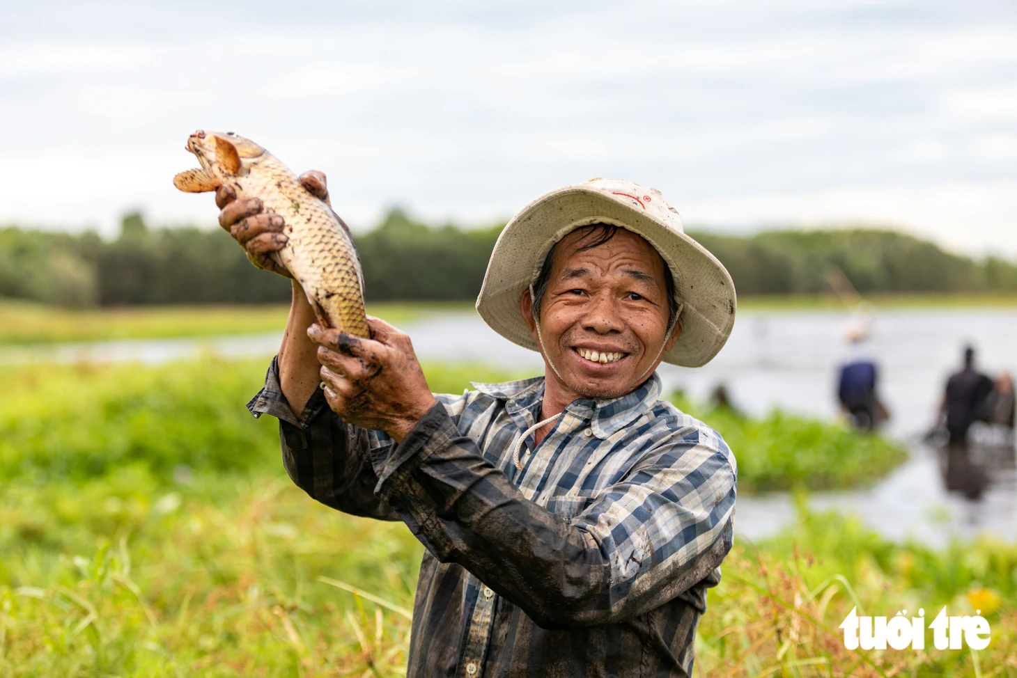 Ngôi làng giữ đầm nước cả năm để đón du khách về đánh bắt chỉ trong một ngày - Ảnh 1.