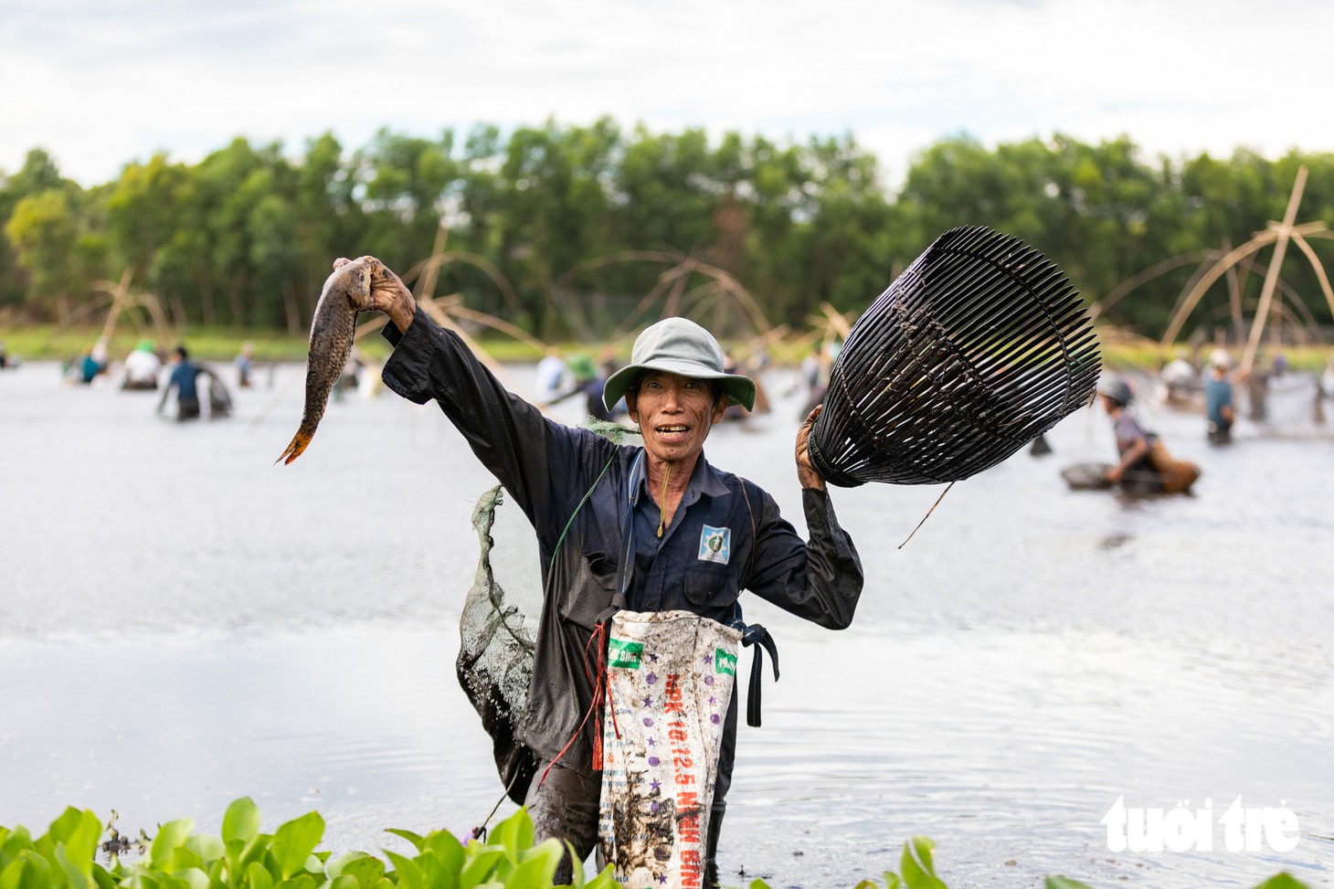 Ngôi làng giữ đầm nước cả năm để đón du khách về đánh bắt chỉ trong một ngày - Ảnh 3.
