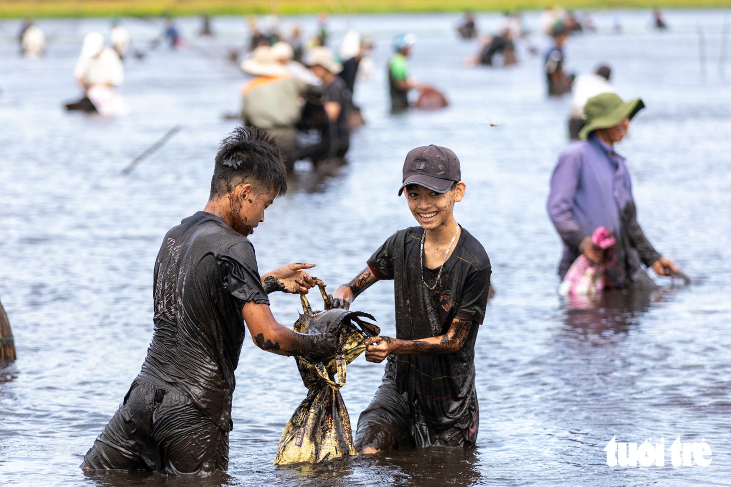 Ngôi làng giữ đầm nước cả năm để đón du khách về đánh bắt chỉ trong một ngày - Ảnh 5.