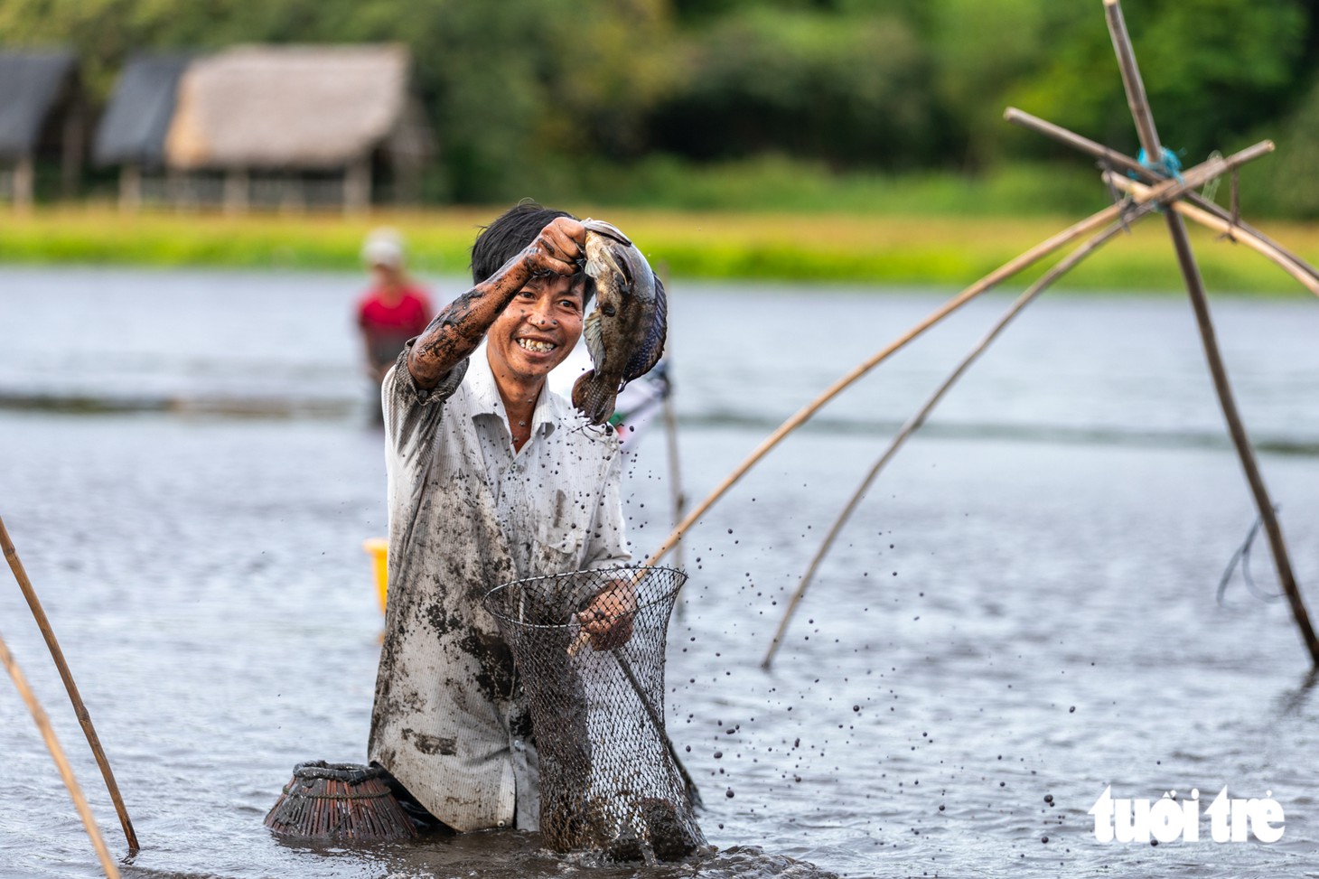 Ngôi làng giữ đầm nước cả năm để đón du khách về đánh bắt chỉ trong một ngày - Ảnh 7.
