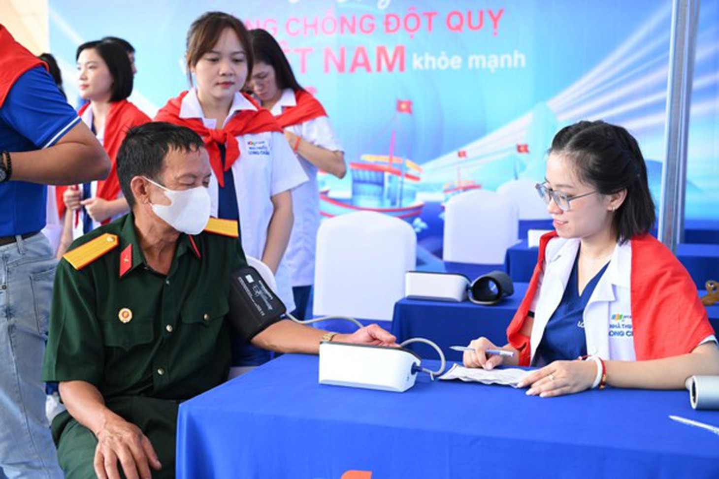 Long Châu mang đến sức khỏe cho người dân Côn Đảo trong Hành trình tri ân 2026 - Ảnh 7.