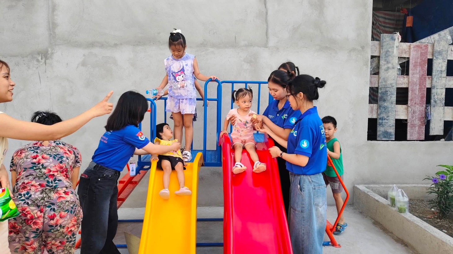 Những 'món quà' ở lại với người dân từ chiến sĩ tình nguyện quốc tế Mùa hè xanh - Ảnh 5.
