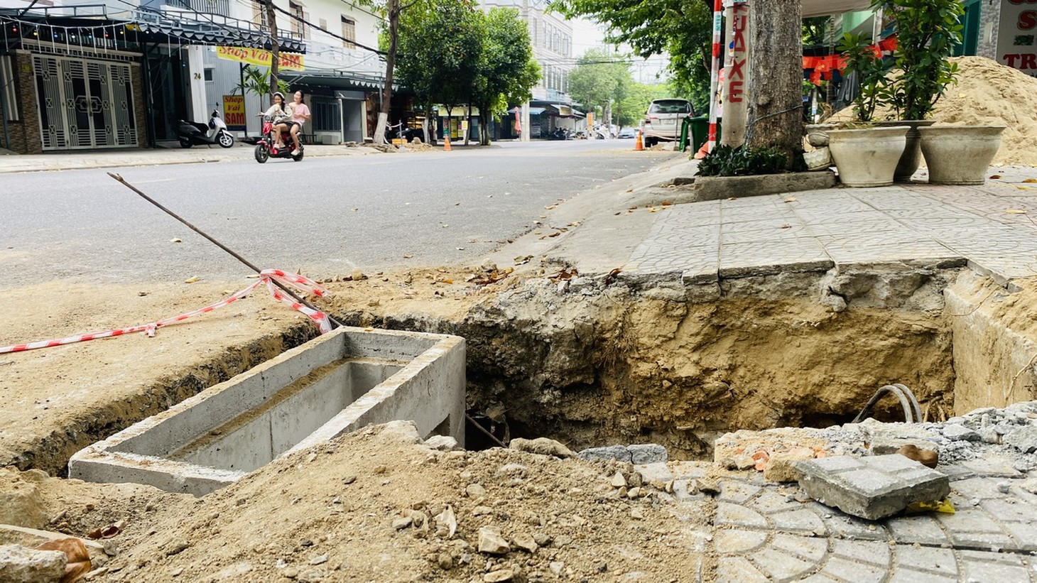 Đà Nẵng thay 900 cửa thu nước 'hàm ếch' sang thu nước dưới mặt đường để chống ngập - Ảnh 1.
