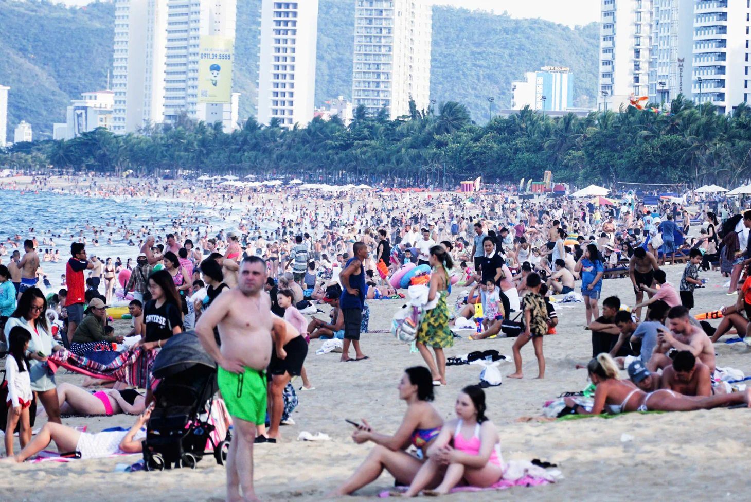 Biển Nha Trang đông nghẹt du khách đến 'giải nhiệt' - Ảnh 2.