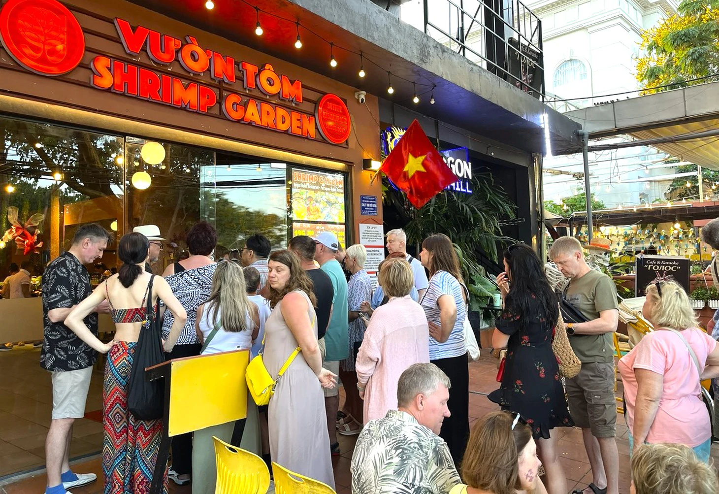 Biển Nha Trang đông nghẹt du khách đến 'giải nhiệt' - Ảnh 6.