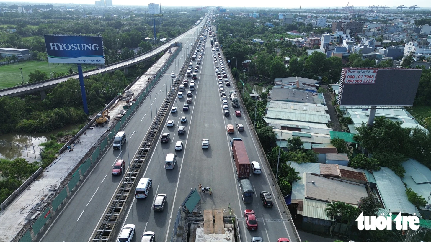 Cao tốc TP.HCM - Long Thành - Dầu Giây kẹt cứng 10km, người đi chơi lễ mệt mỏi - Ảnh 1.