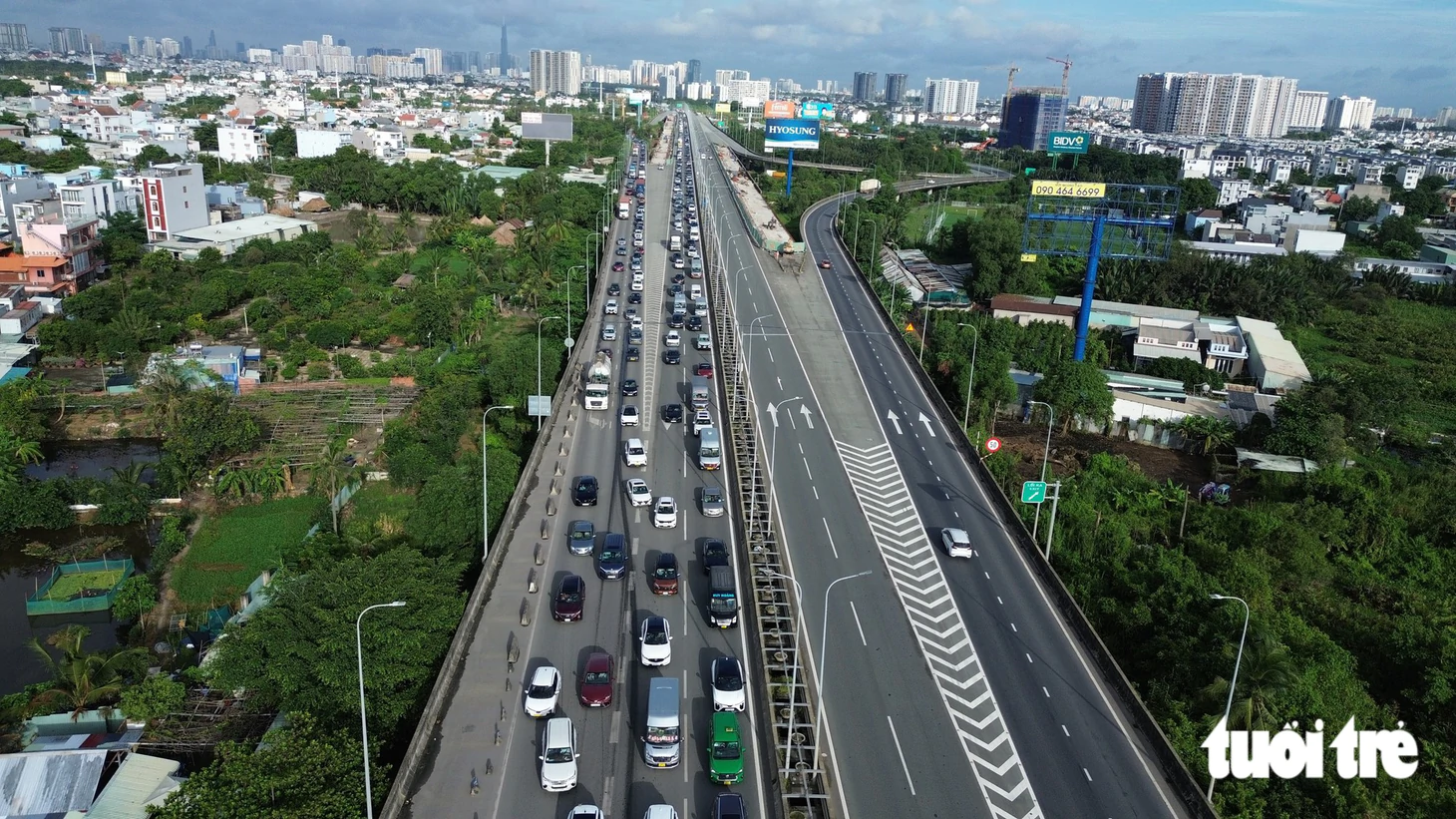 Cao tốc TP.HCM - Long Thành - Dầu Giây kẹt cứng 10km, người đi chơi lễ mệt mỏi - Ảnh 2.