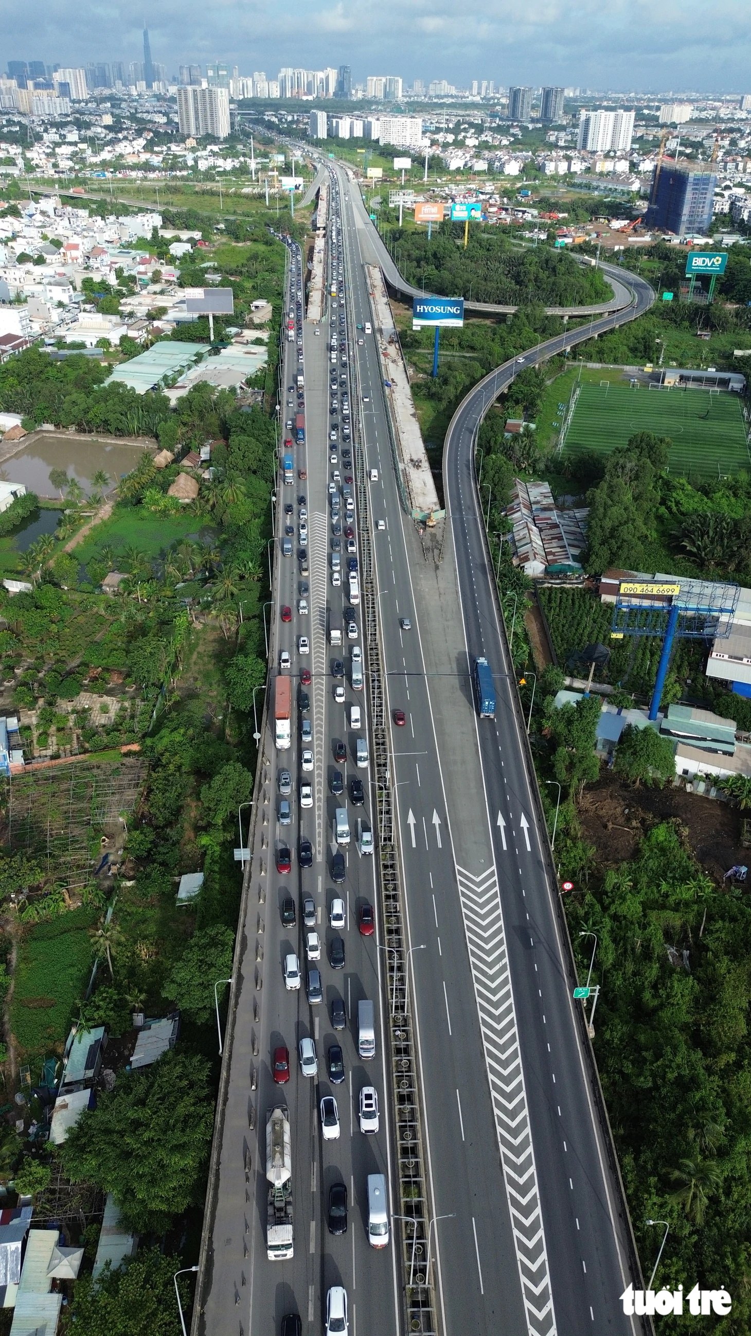 Cao tốc TP.HCM - Long Thành - Dầu Giây kẹt cứng 10km, người đi chơi lễ mệt mỏi - Ảnh 3.