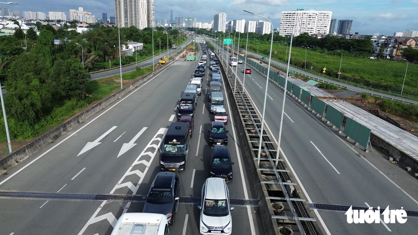 Cao tốc TP.HCM - Long Thành - Dầu Giây kẹt cứng 10km, người đi chơi lễ mệt mỏi - Ảnh 8.