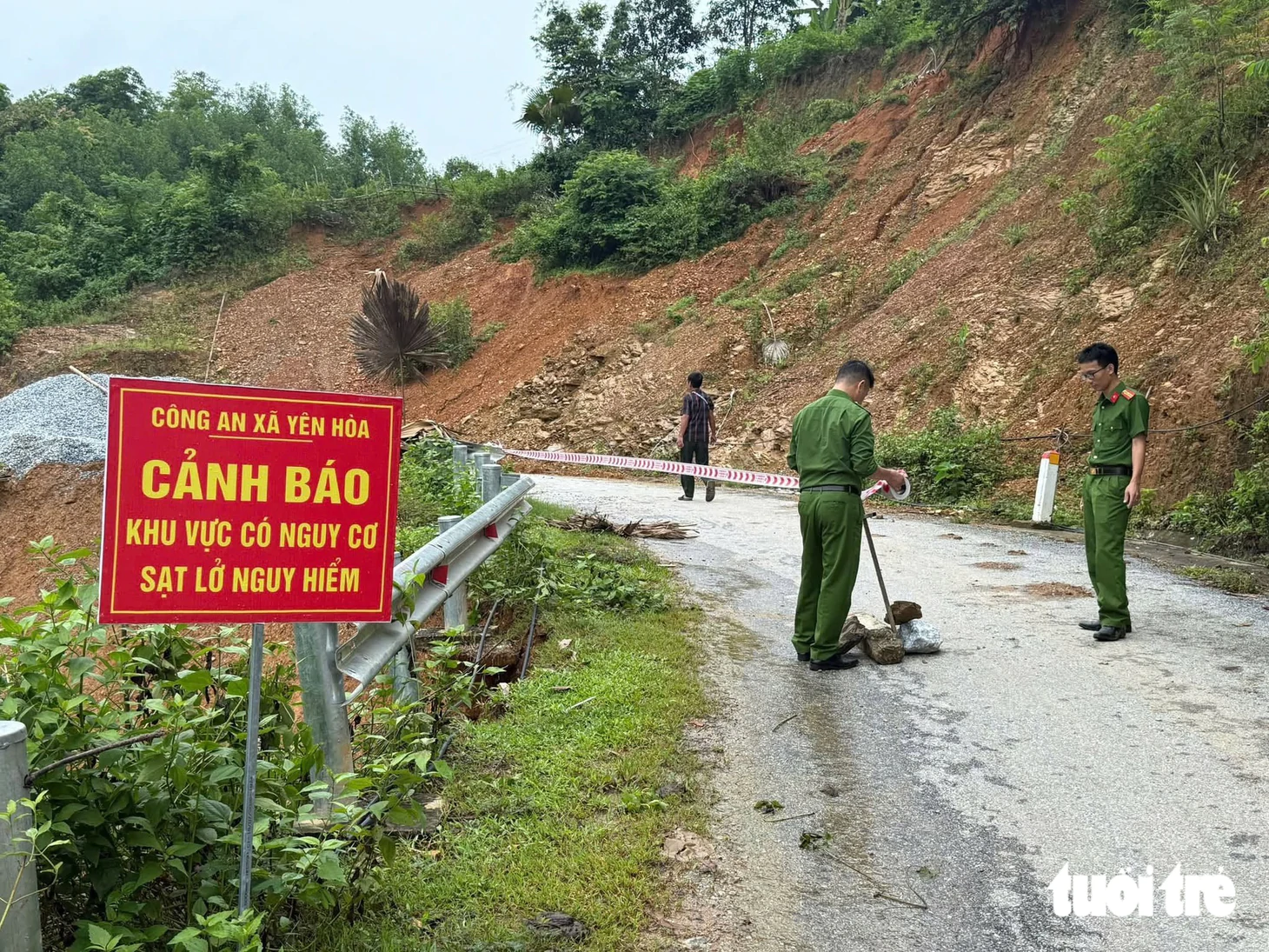 Lũ cuốn trôi cầu, bộ đội công an dùng thuyền chở dân qua sông - Ảnh 8.