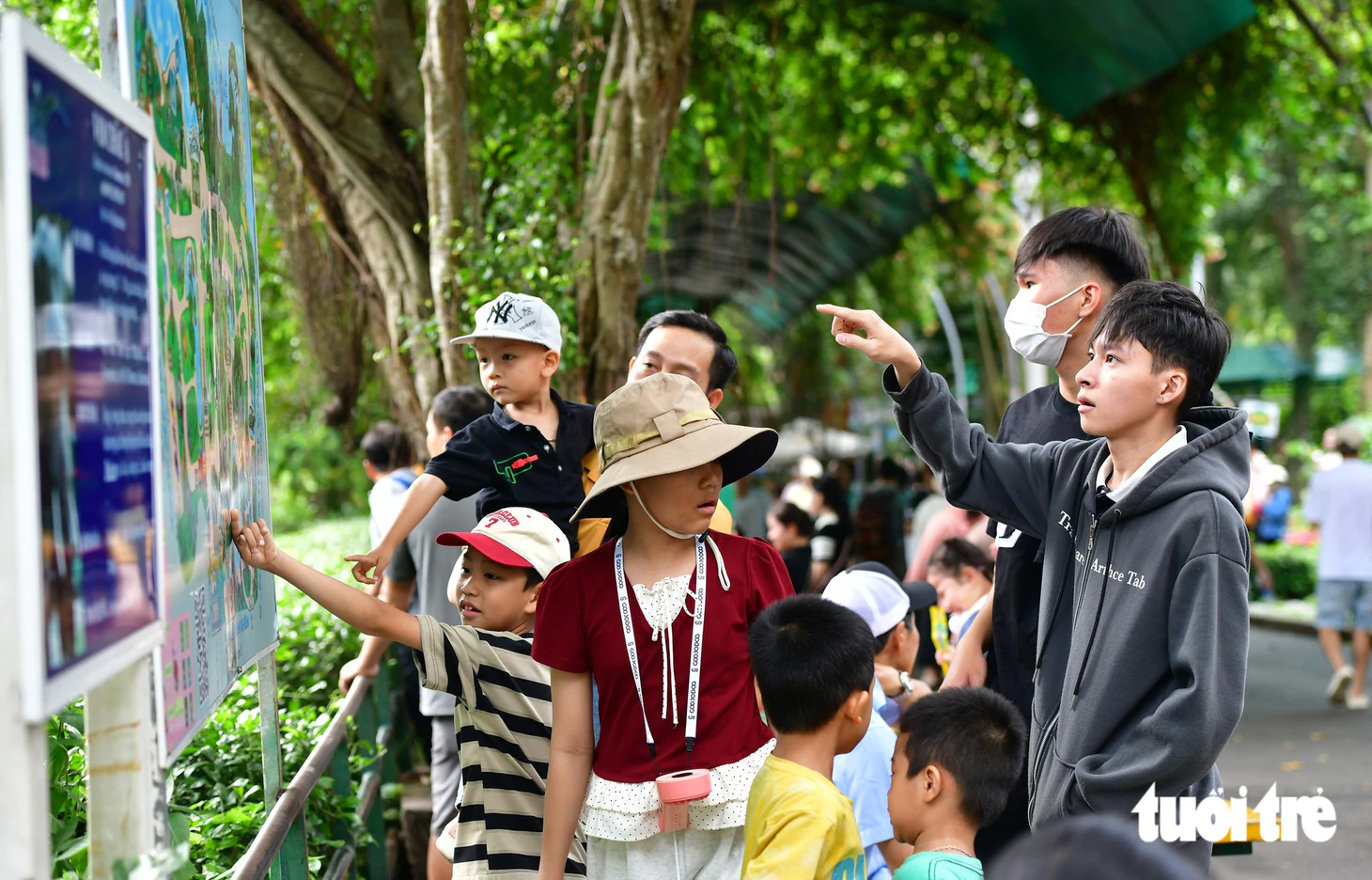 Người dân ùn ùn đến Thảo Cầm Viên vui chơi dịp lễ 2-9 - Ảnh 3.