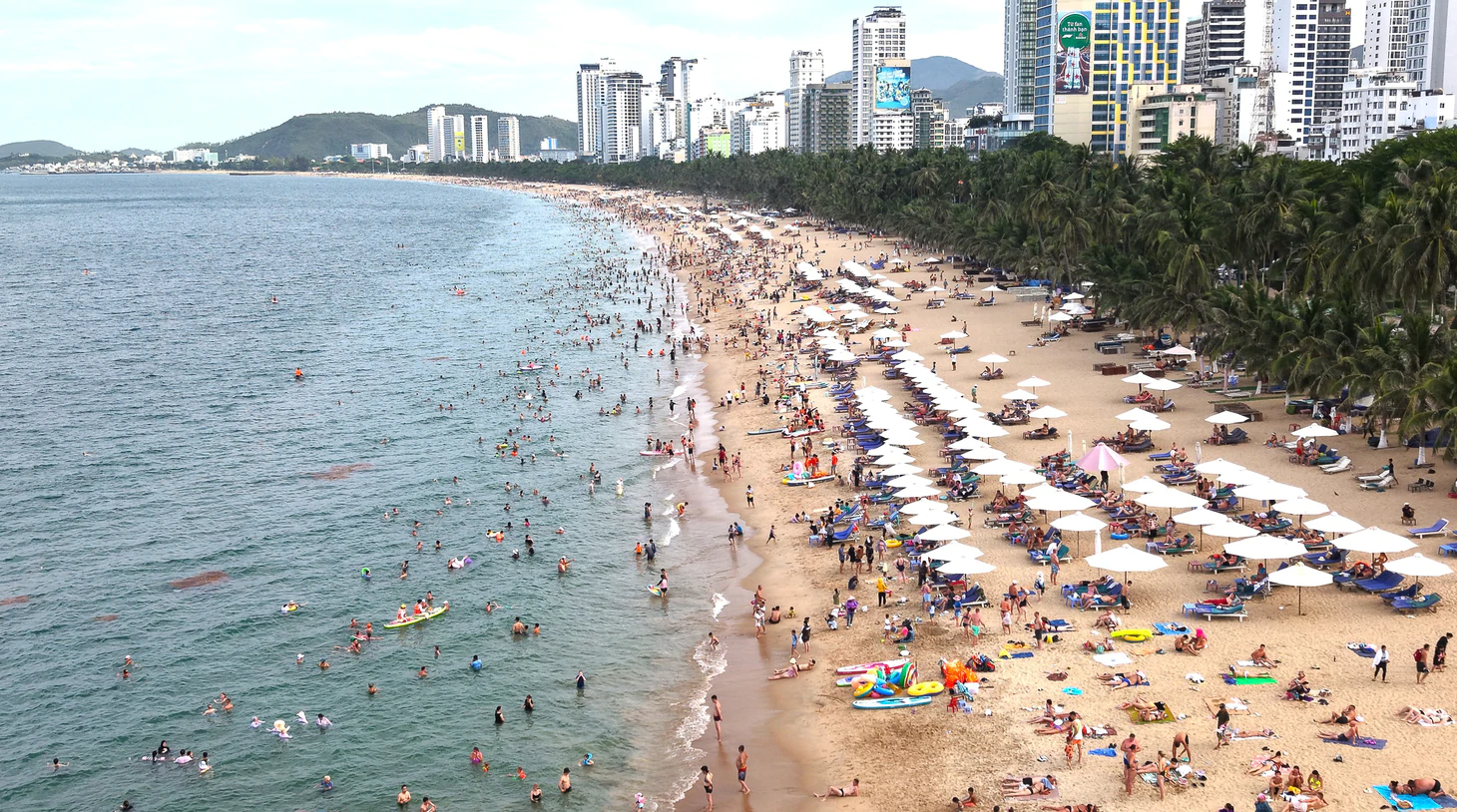 Biển Nha Trang đông nghẹt du khách đến 'giải nhiệt' - Ảnh 1.