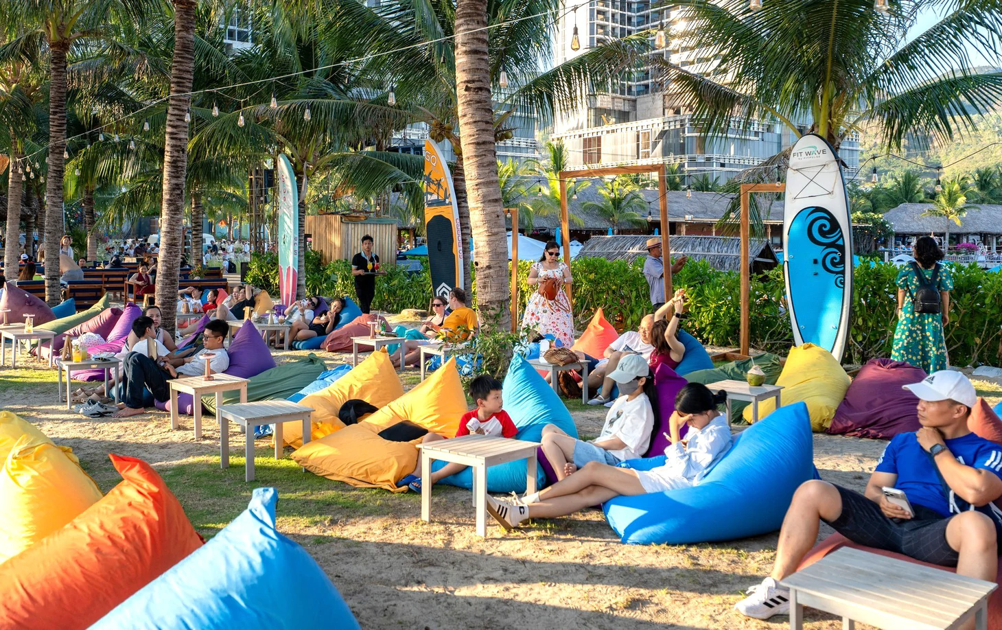 Biển Nha Trang đông nghẹt du khách đến 'giải nhiệt' - Ảnh 8.