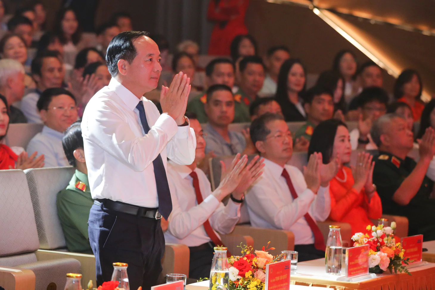 Cẩm Vân hát Bài ca không quên, nhạc sĩ 94 tuổi Doãn Nho bắt nhịp Tiến bước dưới quân kỳ ở Sao Độc lập - Ảnh 2.