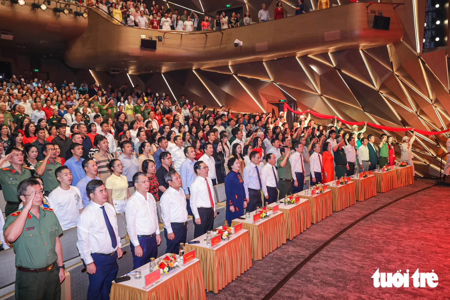 Cẩm Vân hát Bài ca không quên, nhạc sĩ 94 tuổi Doãn Nho bắt nhịp Tiến bước dưới quân kỳ ở Sao Độc lập - Ảnh 1.