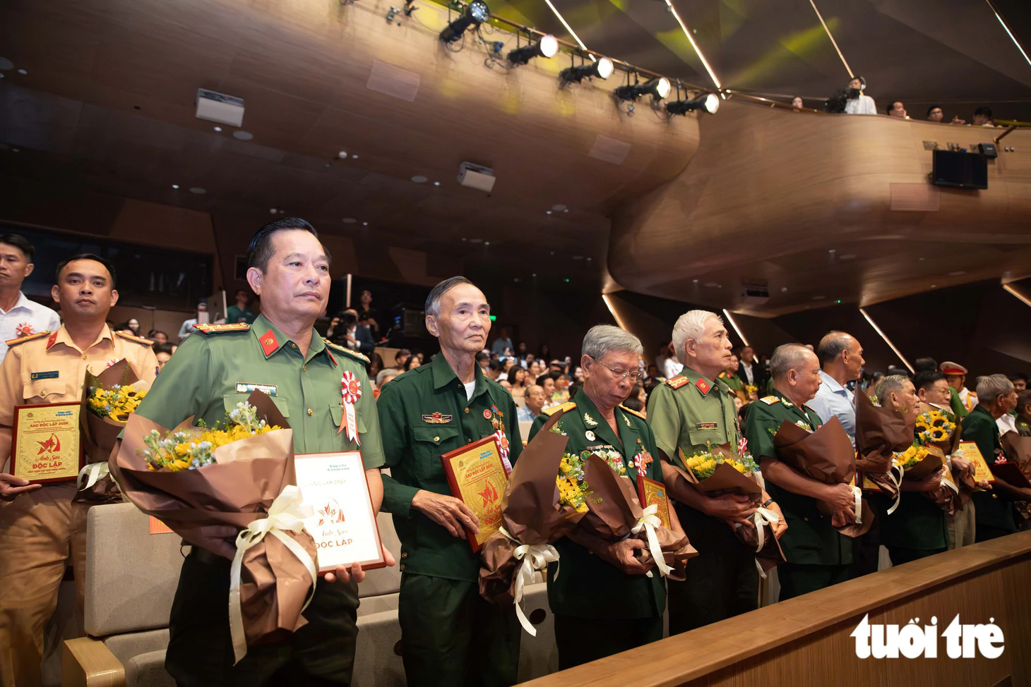 Cẩm Vân hát Bài ca không quên, nhạc sĩ 94 tuổi Doãn Nho bắt nhịp Tiến bước dưới quân kỳ ở Sao Độc lập - Ảnh 4.