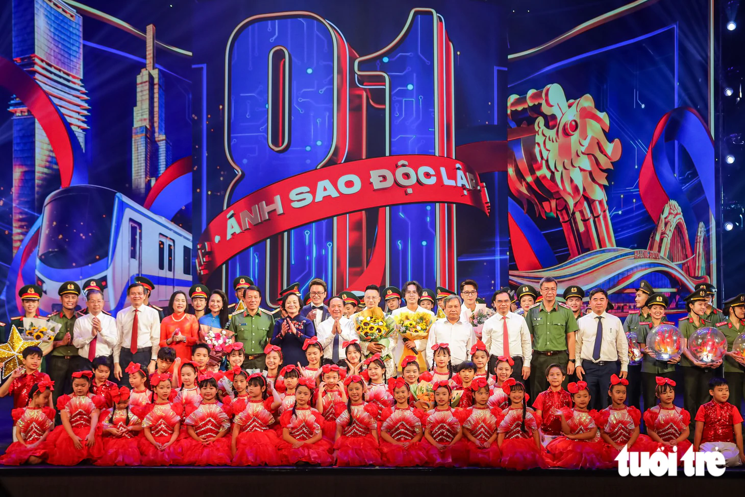 Cẩm Vân hát Bài ca không quên, nhạc sĩ 94 tuổi Doãn Nho bắt nhịp Tiến bước dưới quân kỳ ở Sao Độc lập - Ảnh 14.