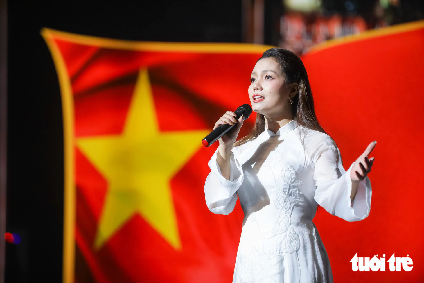 Cẩm Vân hát Bài ca không quên, nhạc sĩ 94 tuổi Doãn Nho bắt nhịp Tiến bước dưới quân kỳ ở Sao Độc lập - Ảnh 8.