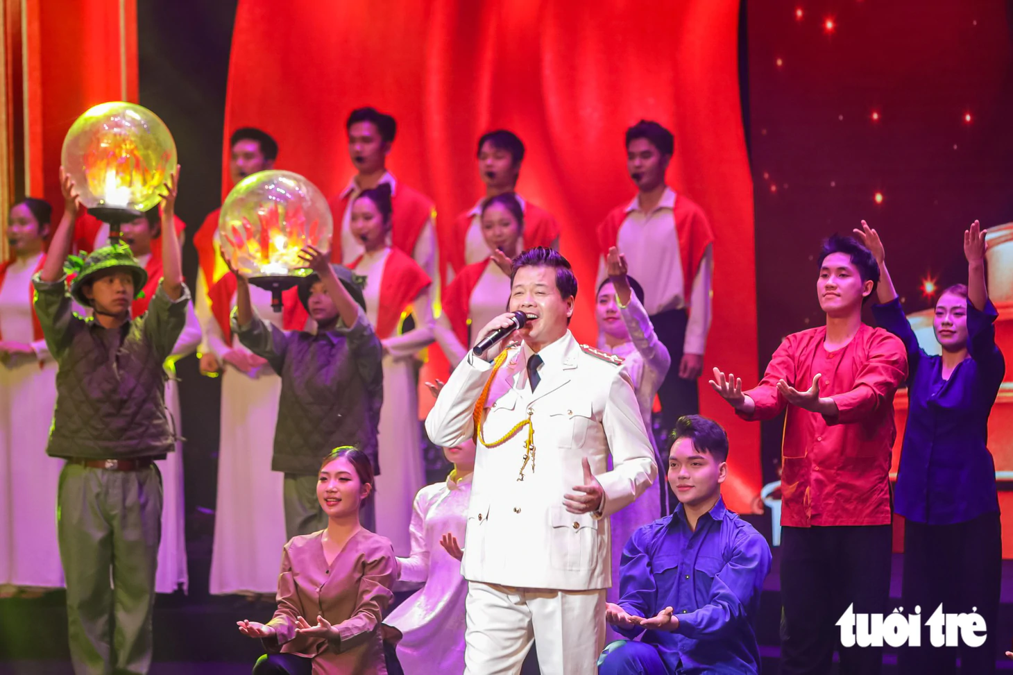 Cẩm Vân hát Bài ca không quên, nhạc sĩ 94 tuổi Doãn Nho bắt nhịp Tiến bước dưới quân kỳ ở Sao Độc lập - Ảnh 10.