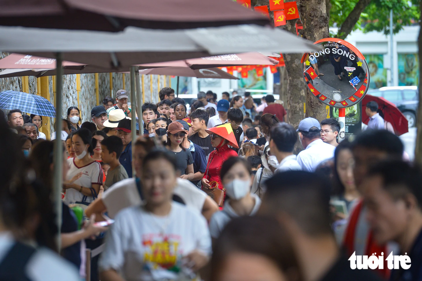 Nhà tù Hỏa Lò đông nghịt người, du khách xếp hàng dài mua vé - Ảnh 1.
