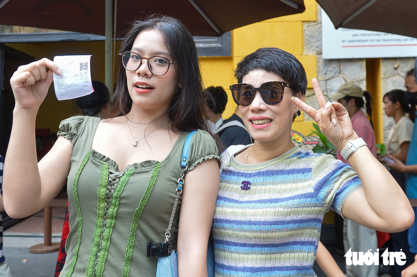 Nhà tù Hỏa Lò đông nghịt người, du khách xếp hàng dài mua vé - Ảnh 2.